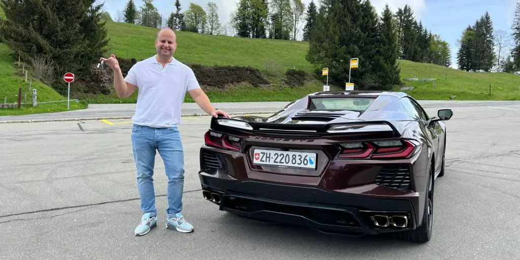 Im malerischen Emmental erfüllt sich für Simon Durand ein langgehegter Traum: Er darf die Corvette C8 Stingray fahren.