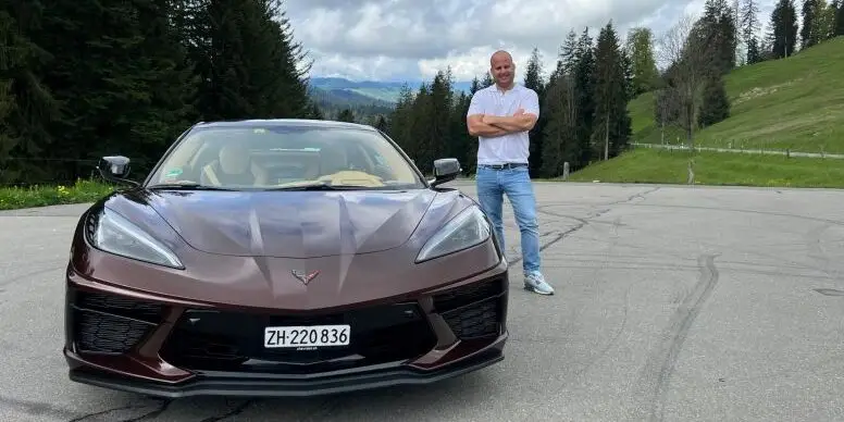 Im malerischen Emmental erfüllt sich für Simon Durand ein langgehegter Traum: Er darf die Corvette C8 Stingray fahren.