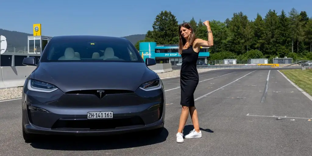 Er ist der stärkste SUV der Welt, das Tesla Model X Plaid. Was ihn, abgesehen von seiner Leistung, sonst noch zum König der Power SUVs macht, erzählt Cyndie.