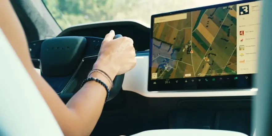 Er ist der stärkste SUV der Welt, das Tesla Model X Plaid. Was ihn, abgesehen von seiner Leistung, sonst noch zum König der Power SUVs macht, erzählt Cyndie.