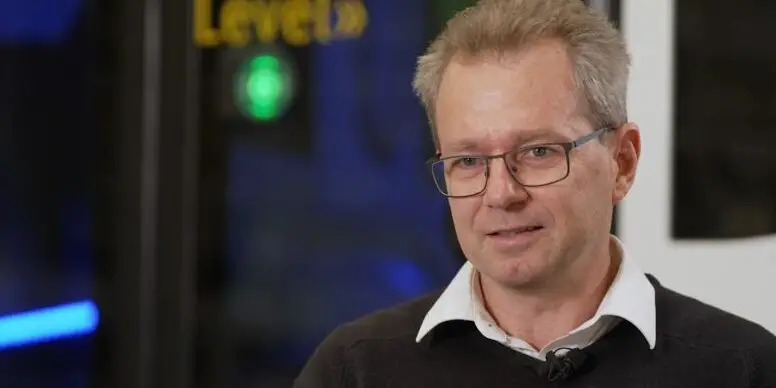 Tesla und andere versprechen baldiges autonomes Fahren, aber wie realistisch ist das? Professor Raphael Murri sagt, wie nahe wir dem Autopiloten sind.