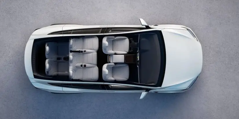 Er ist der stärkste SUV der Welt, das Tesla Model X Plaid. Was ihn, abgesehen von seiner Leistung, sonst noch zum König der Power SUVs macht, erzählt Cyndie.