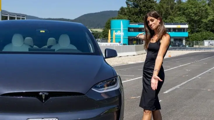Er ist der stärkste SUV der Welt, das Tesla Model X Plaid. Was ihn, abgesehen von seiner Leistung, sonst noch zum König der Power SUVs macht, erzählt Cyndie.