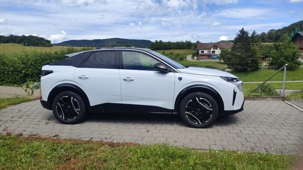 Peugeot E-3008