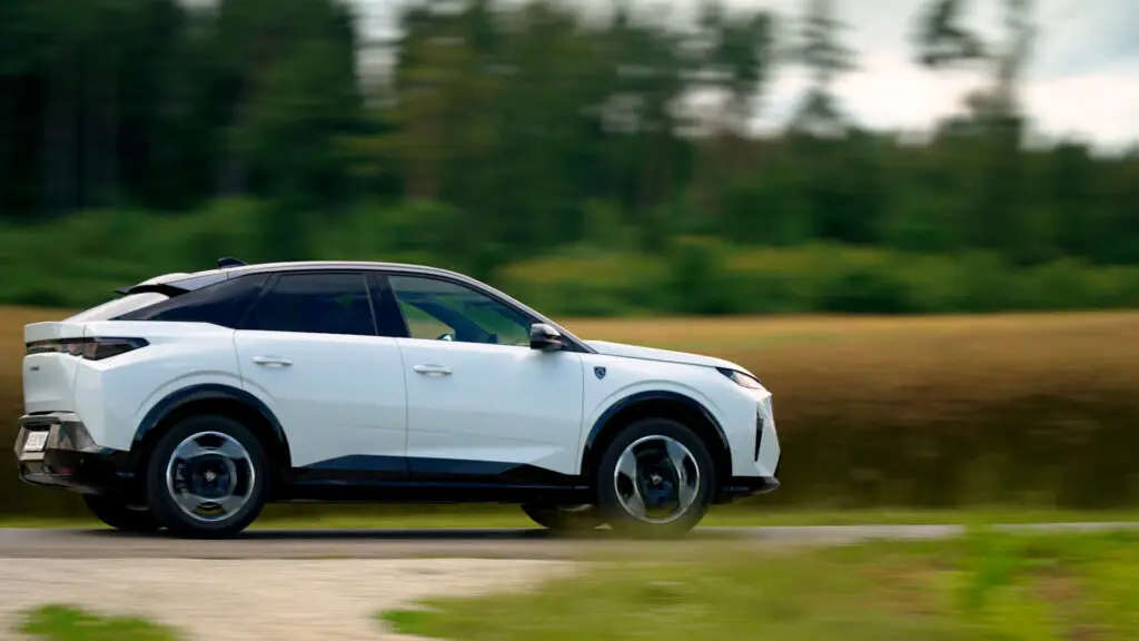Peugeot E-3008