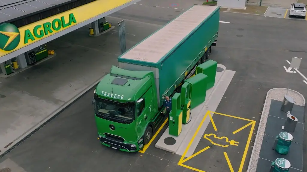 Gross, grün und geräuschlos: In Konolfingen lädt der E-LKW mit Solarstrom