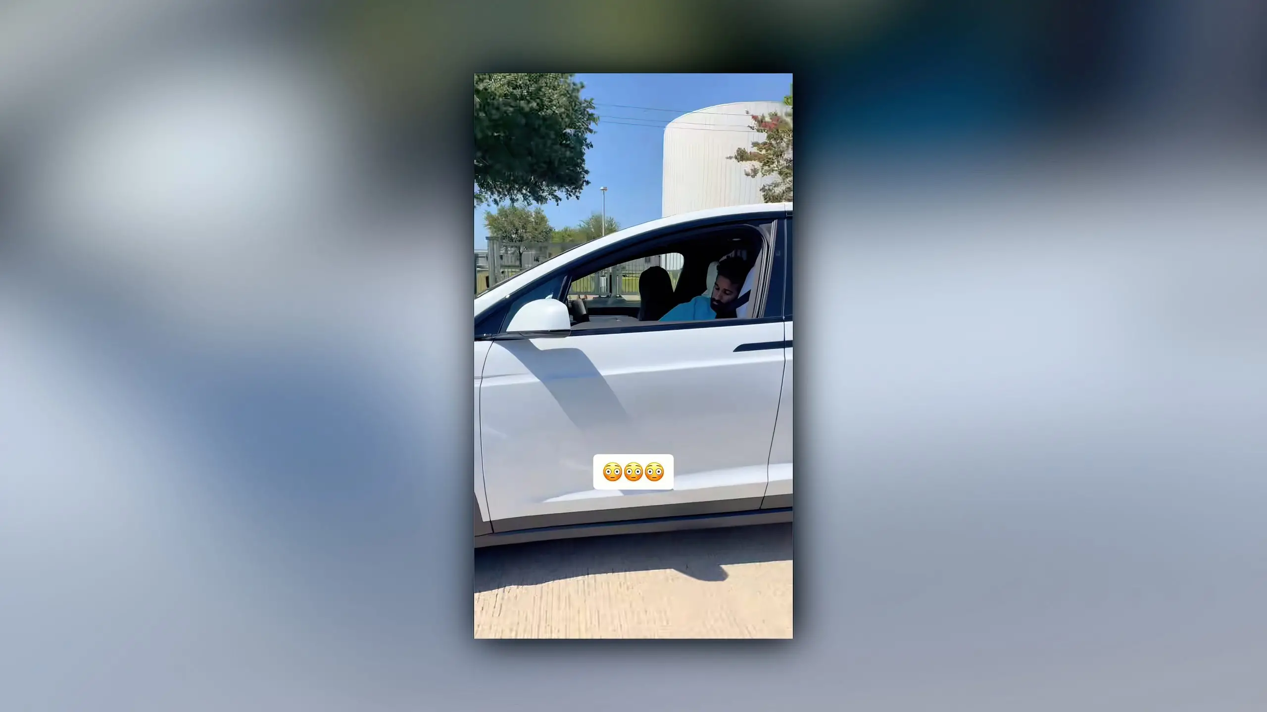 Mann sitzt mit gesenktem Kopf am Steuer eines fahrenden weissen Autos.