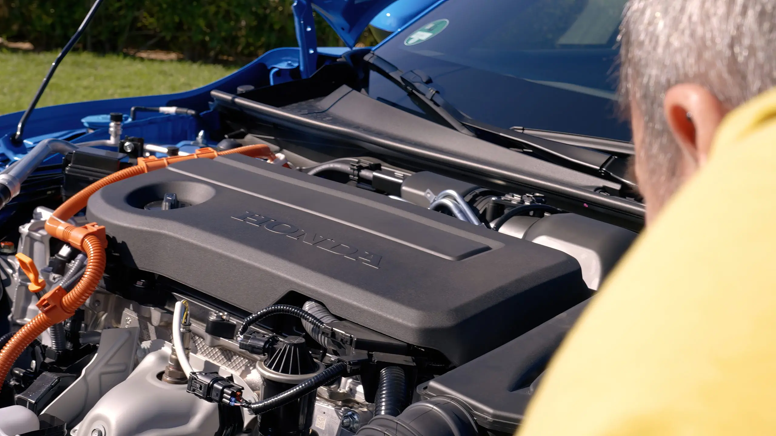 Geöffnete Motorhaube des Honda Prelude mit Hybridmotor und orangefarbenen Hochvoltkabeln.