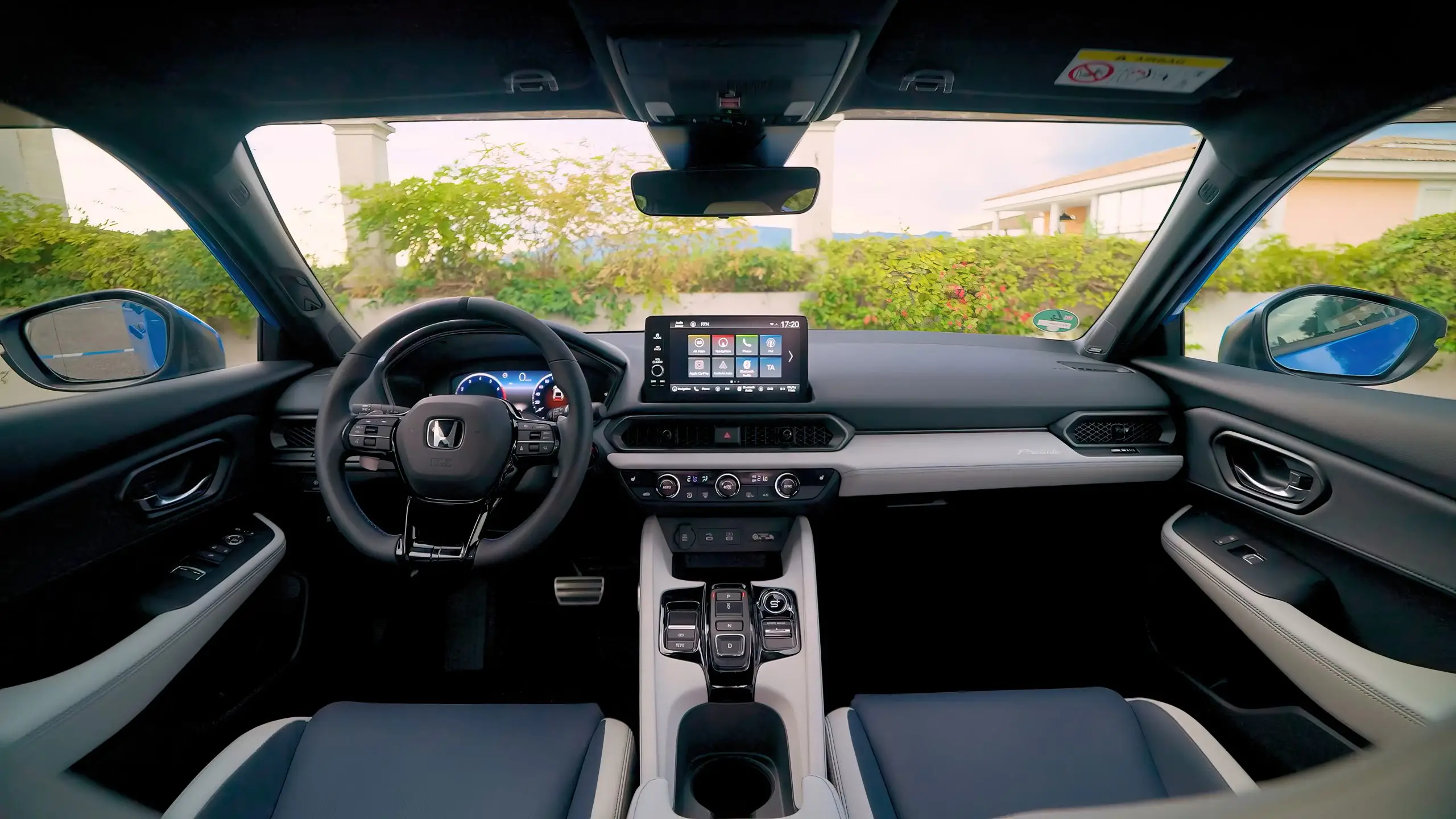Cockpit des Honda Prelude mit Lenkrad, zentralem Touchscreen und physischen Bedienelementen in der Mittelkonsole.