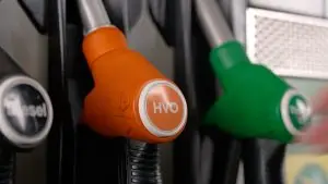 Orange HVO-Zapfpistole an einer Tankstelle neben weiteren Diesel-Zapfhähnen