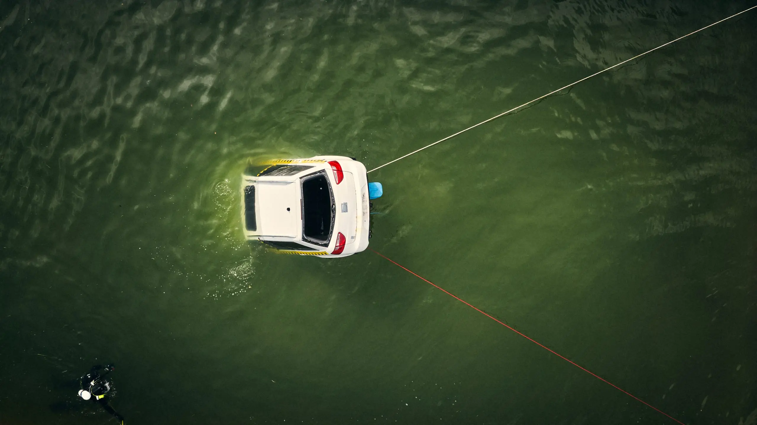 Auto im Wasser: Warum die Tür zur Falle wird