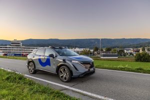 Autonomes iamo-Testfahrzeug fährt auf einer Landstrasse in der Agglomeration.