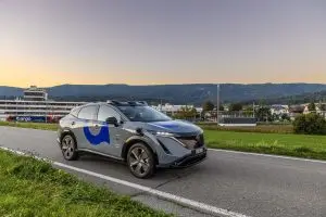 Autonomes iamo-Testfahrzeug fährt auf einer Landstrasse in der Agglomeration.