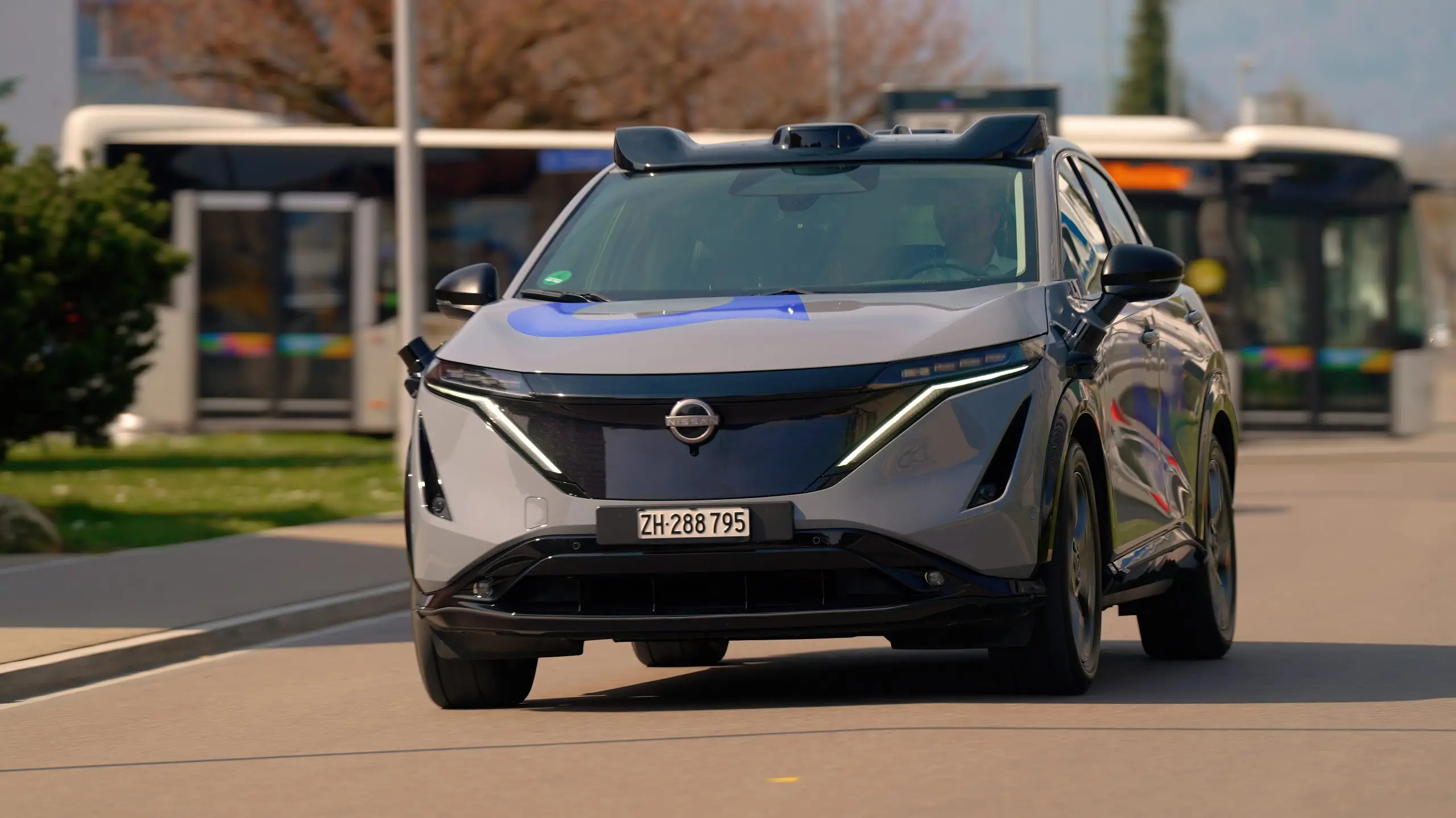 Autonomes Testfahrzeug mit Dachkameras fährt auf einer Strasse in Regensdorf.