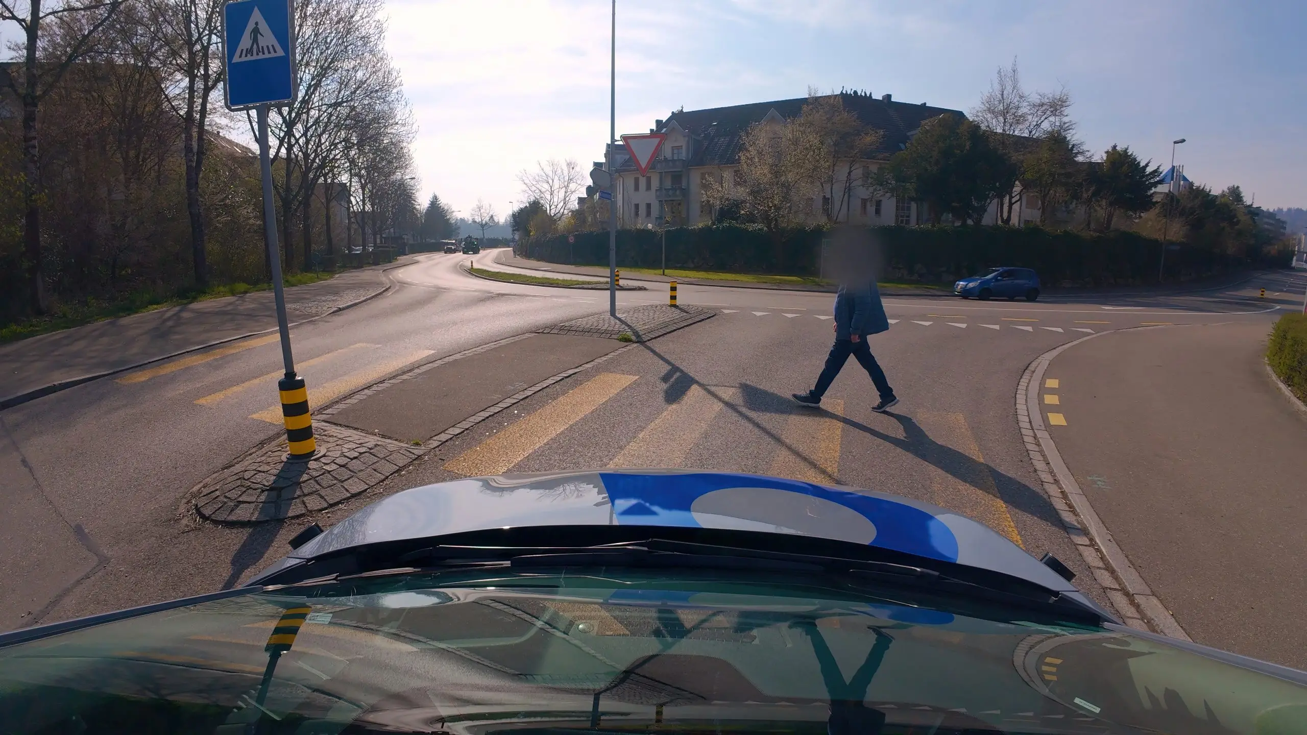 Fussgänger überquert am Zebrastreifen die Strasse vor dem selbstfahrenden Auto.