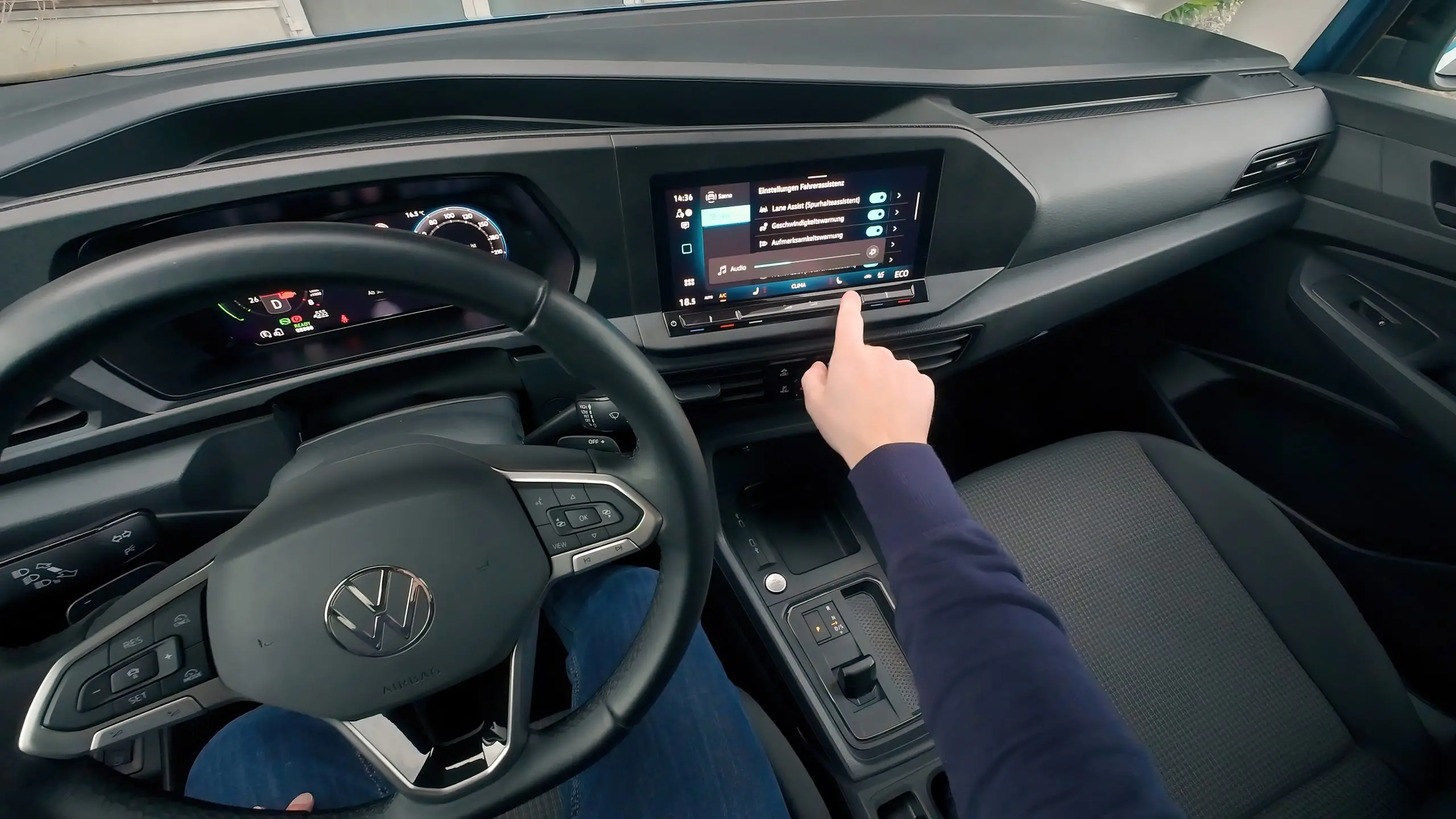 Cockpit des VW Caddy mit Touchscreen, digitalem Tacho und Lenkrad mit physischen Tasten.