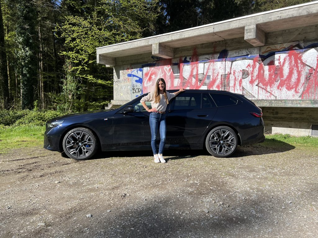 Cyndie testet den BMW 540d – und sagt, was die Deutschen besser können