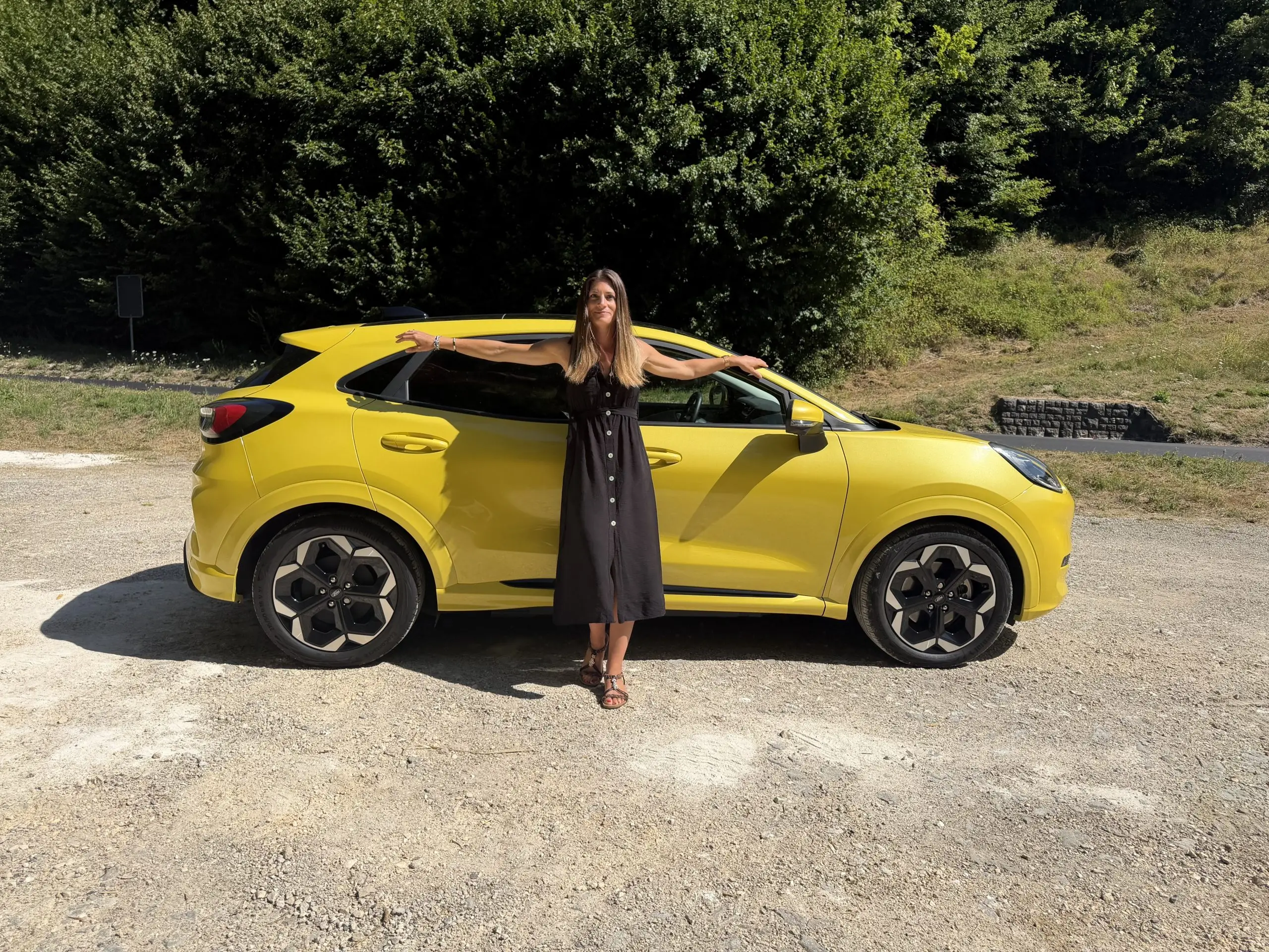Gelber Ford Puma Gen-E steht in einer ländlichen Umgebung