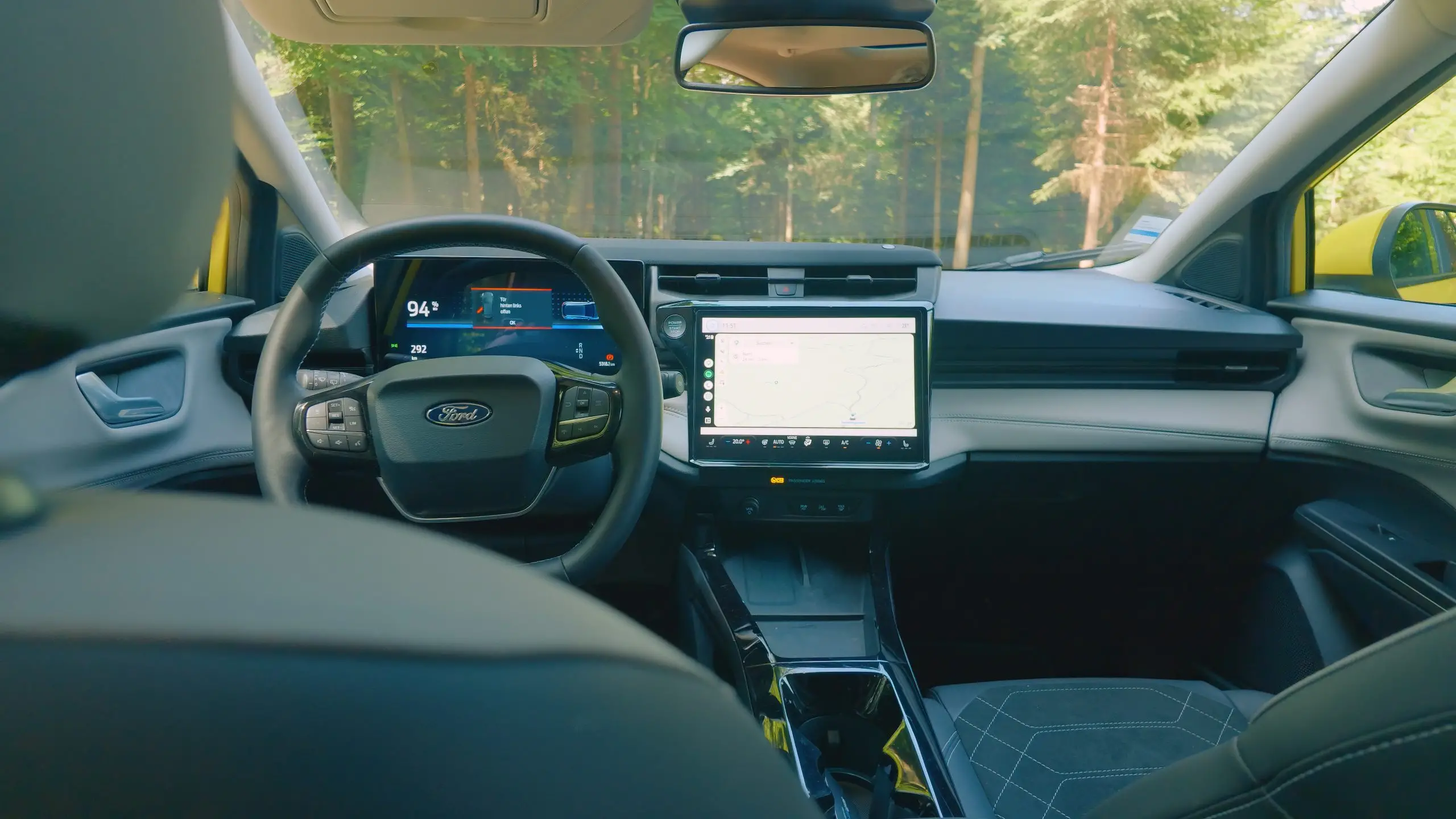 Innenraum des Ford Puma Gen-E mit digitalem Cockpit und zentralem Touchscreen