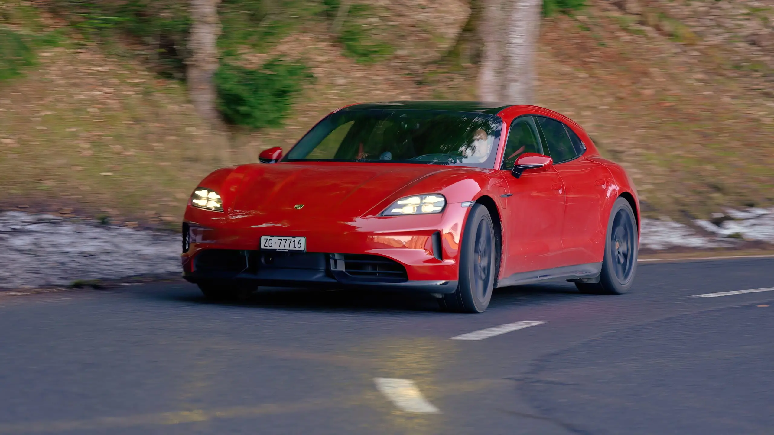 Roter Porsche Taycan GTS auf einer kurvigen Landstrasse