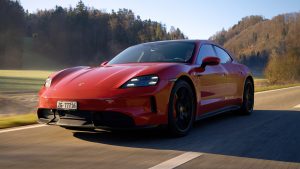 Porsche Taycan während der Fahrt auf einer Strasse