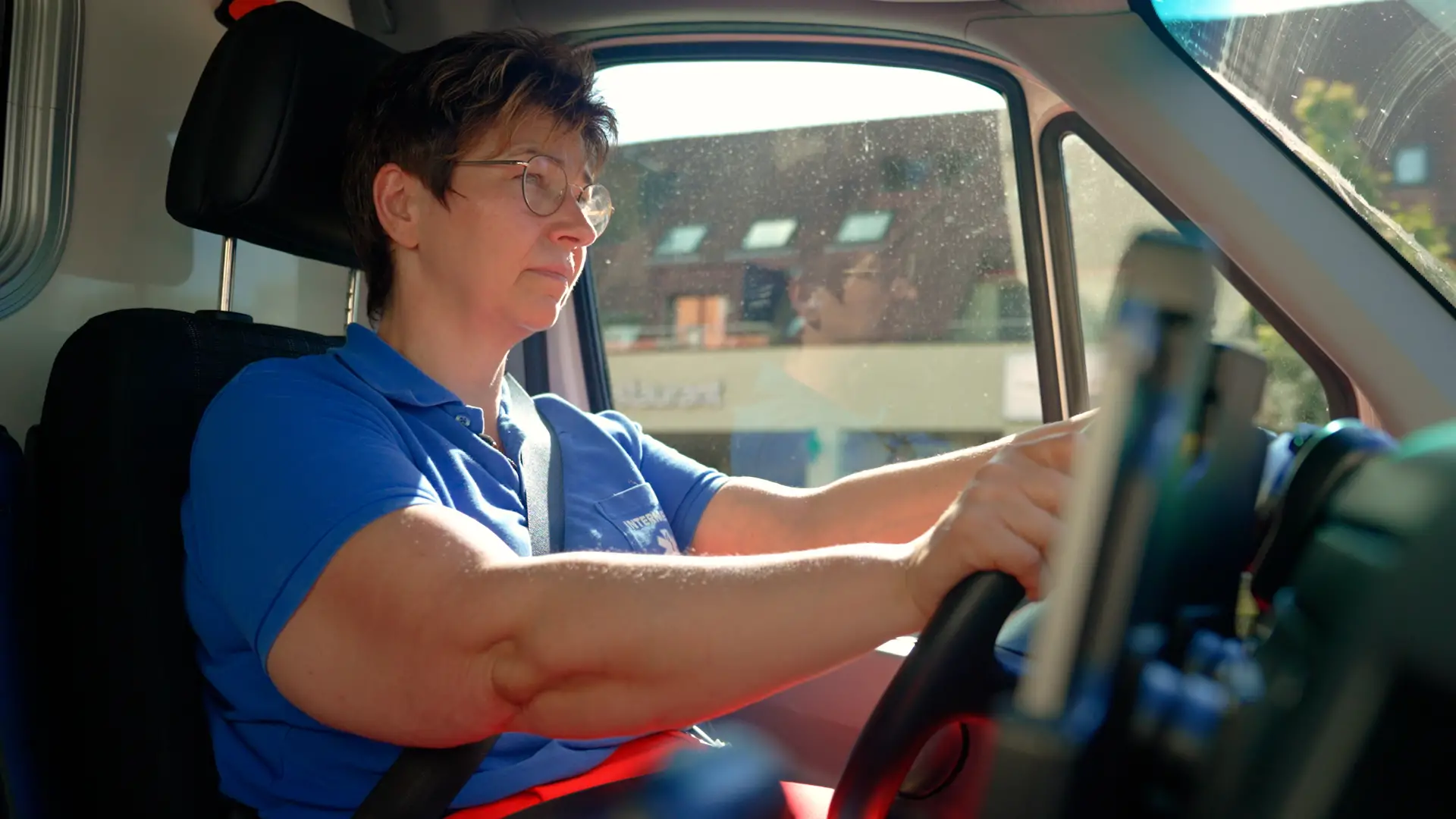 Rettungssanitäterin Edith Bienz konzentriert am Steuer einer TCS-Ambulanz.