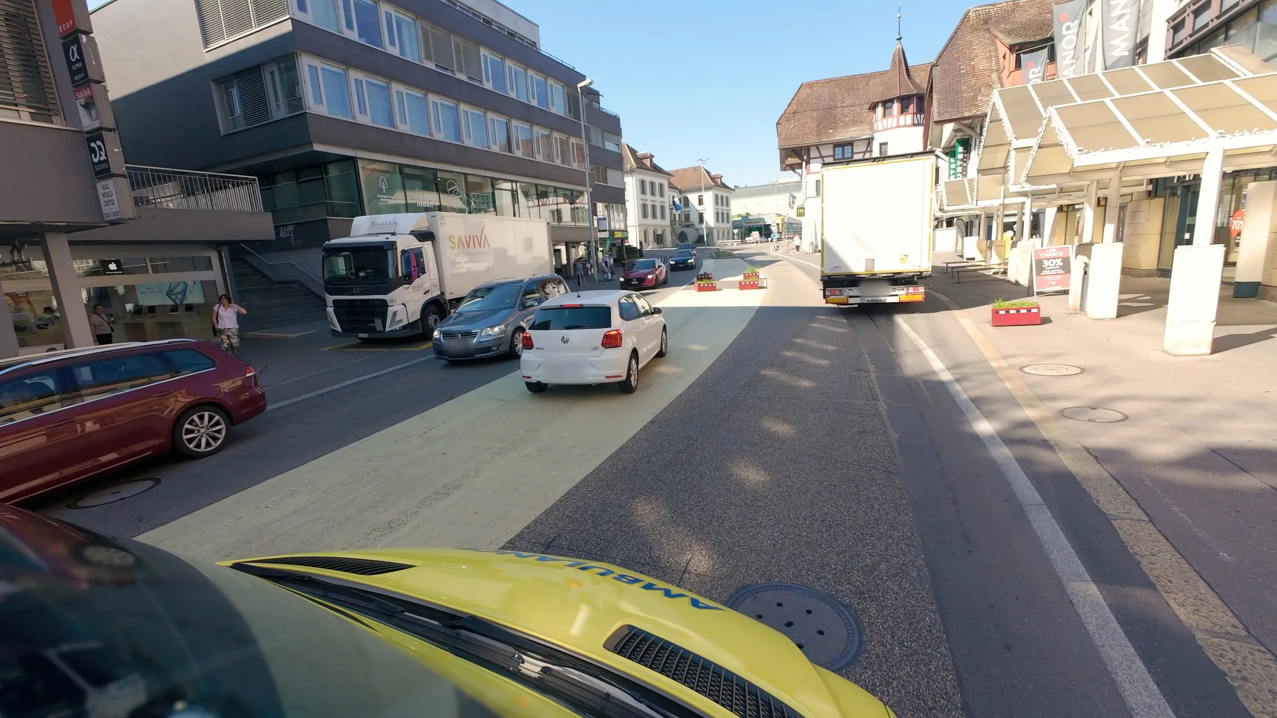Aus der Ambulanz: Autos und Lastwagen versperren in einer Stadtstrasse den Weg.