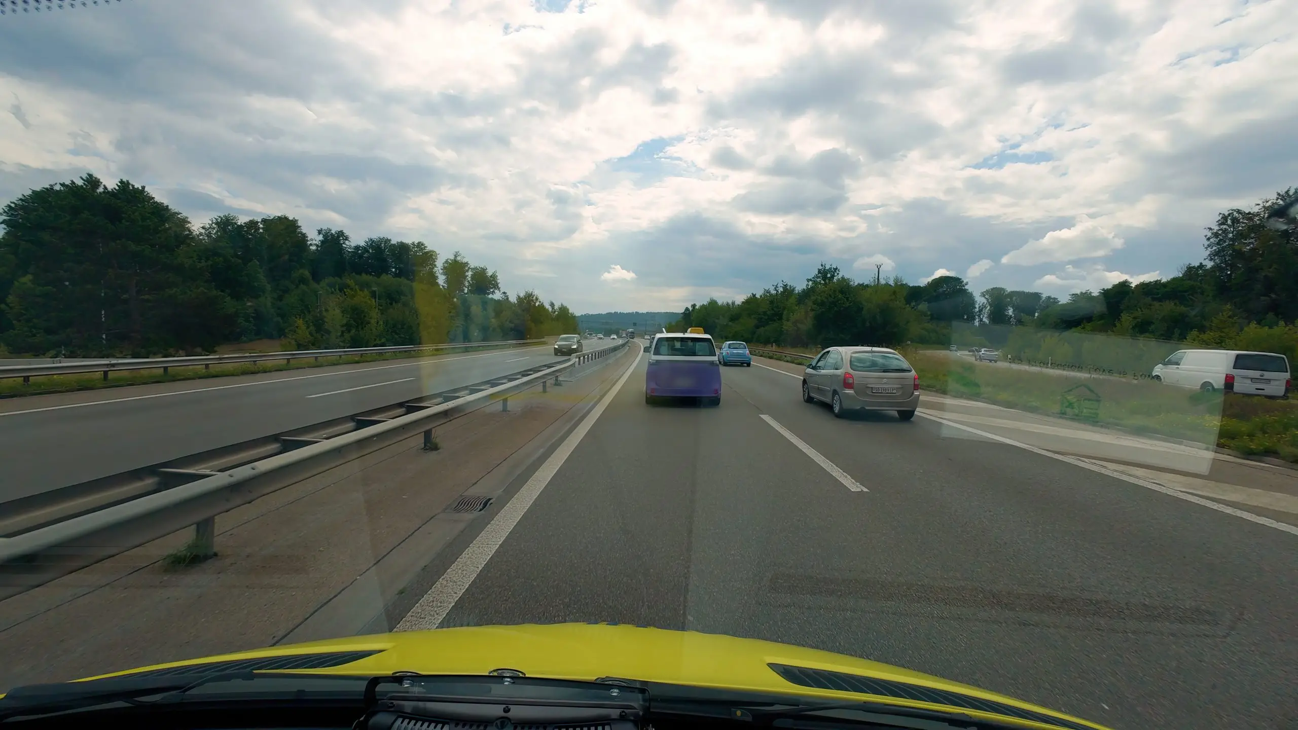 Autobahnverkehr aus Sicht der Ambulanz, mehrere Autos vor ihr auf den Fahrspuren.