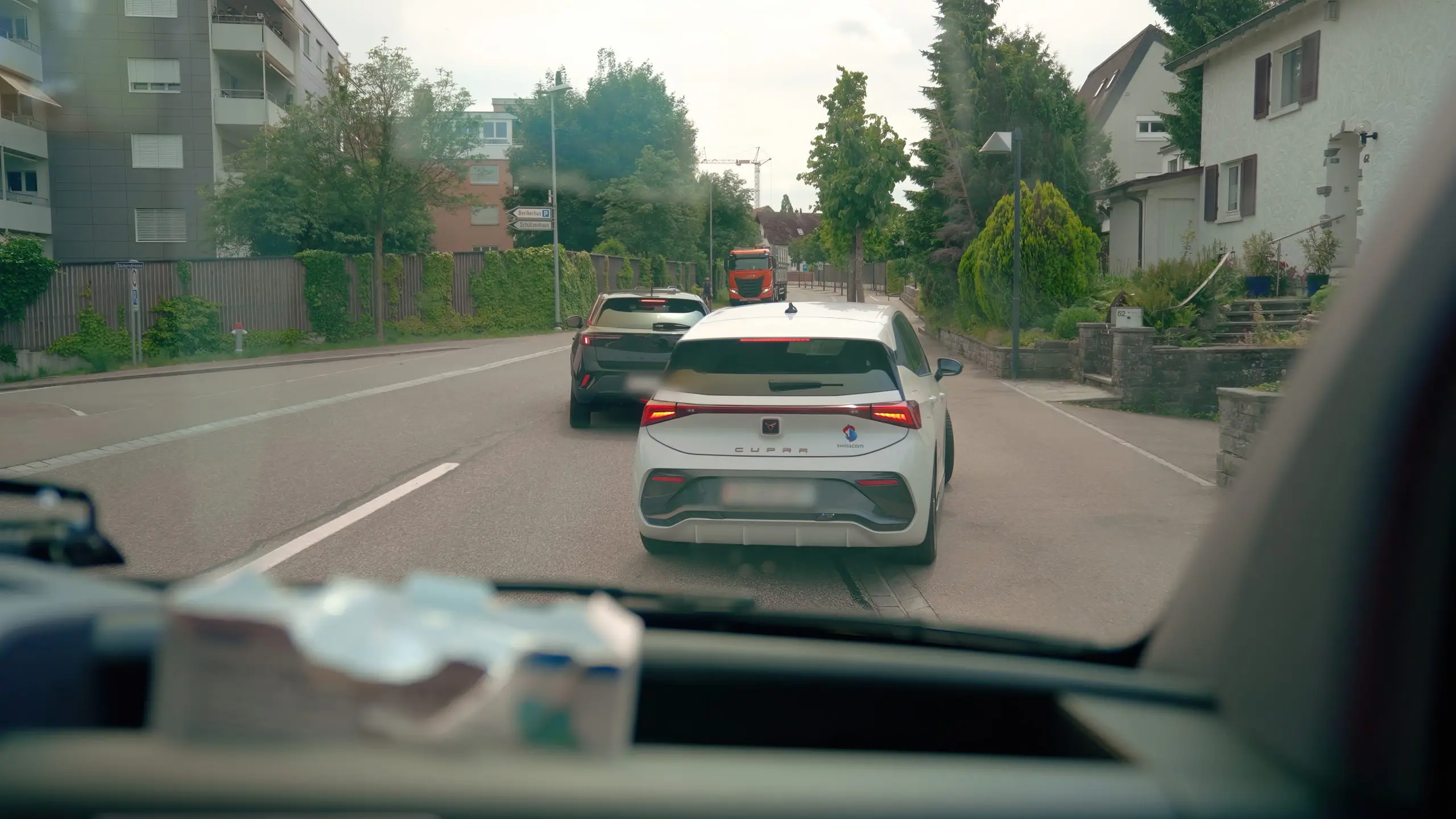 Blick aus der Ambulanz auf Autos im Quartierverkehr, die wenig Platz zum Vorbeifahren lassen.
