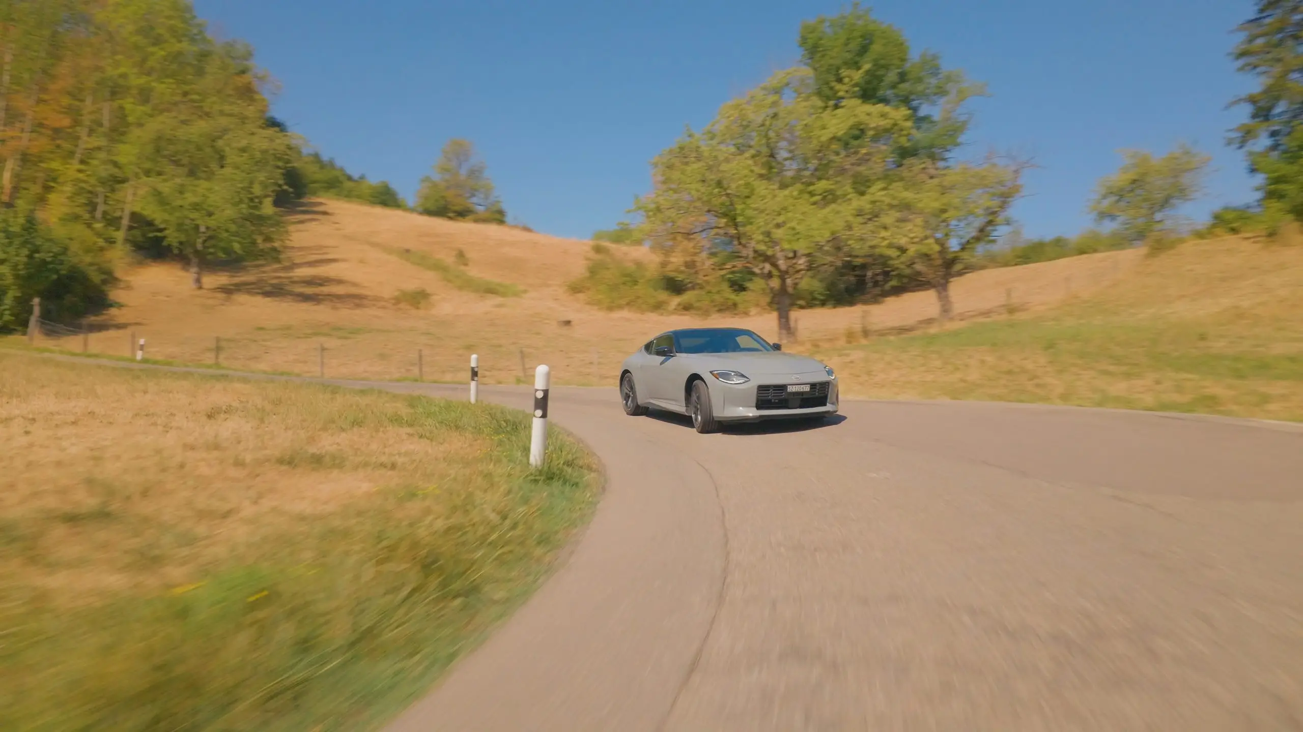 Nissan Z mit Hinterradantrieb bei sportlicher Kurvenfahrt
