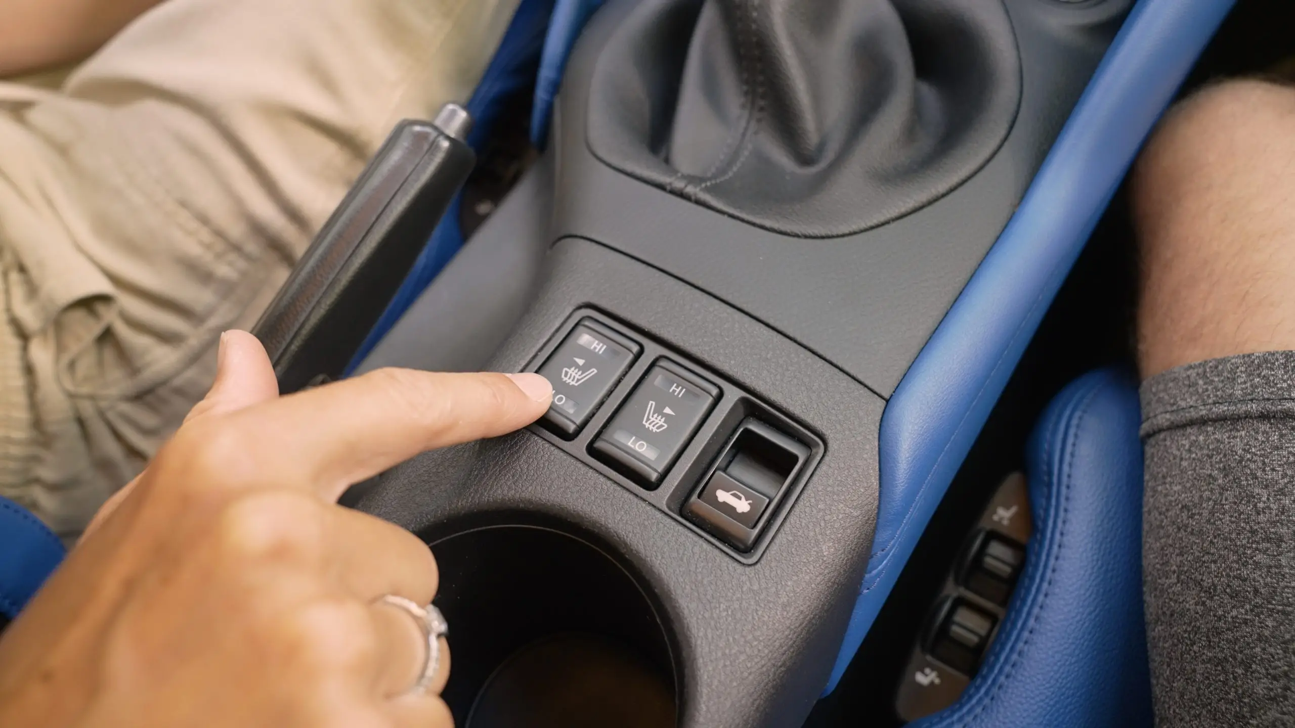Cockpit des Nissan Z mit physischen Tasten und Infotainment
