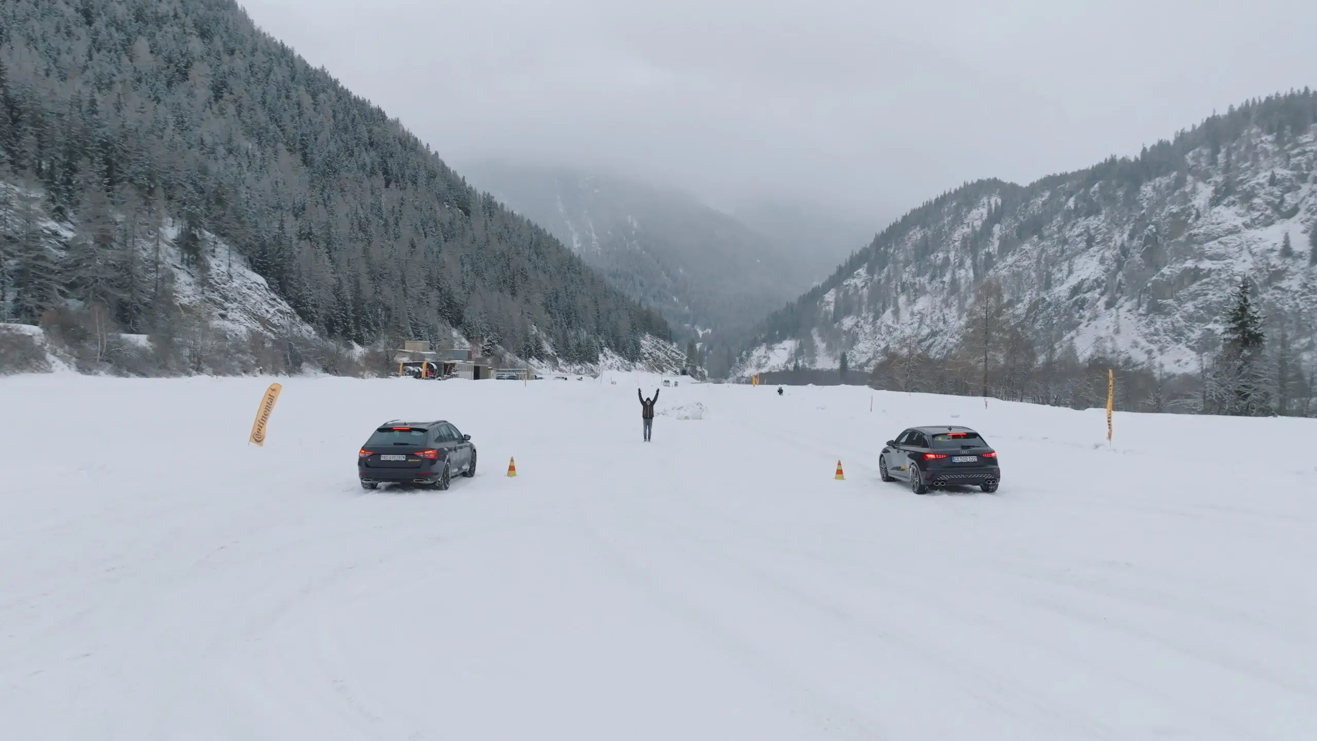 Autos mit Sommerreifen im Winter auf einer verschneiten Teststrecke in Zernez.