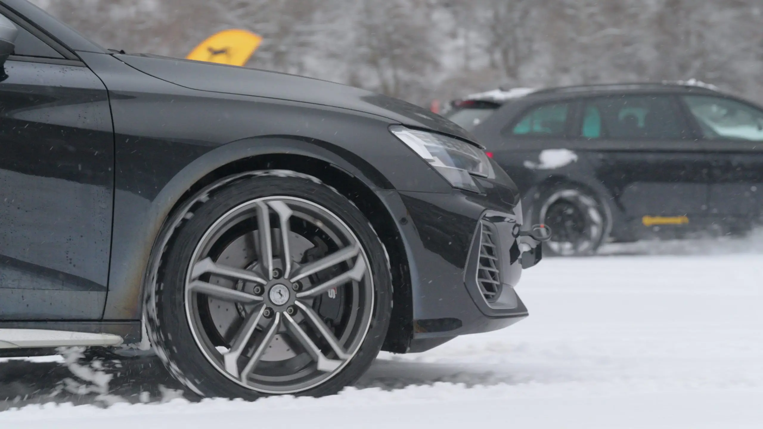 Fahrzeuge mit Sommer- und Winterreifen beim Beschleunigungstest auf Schnee.