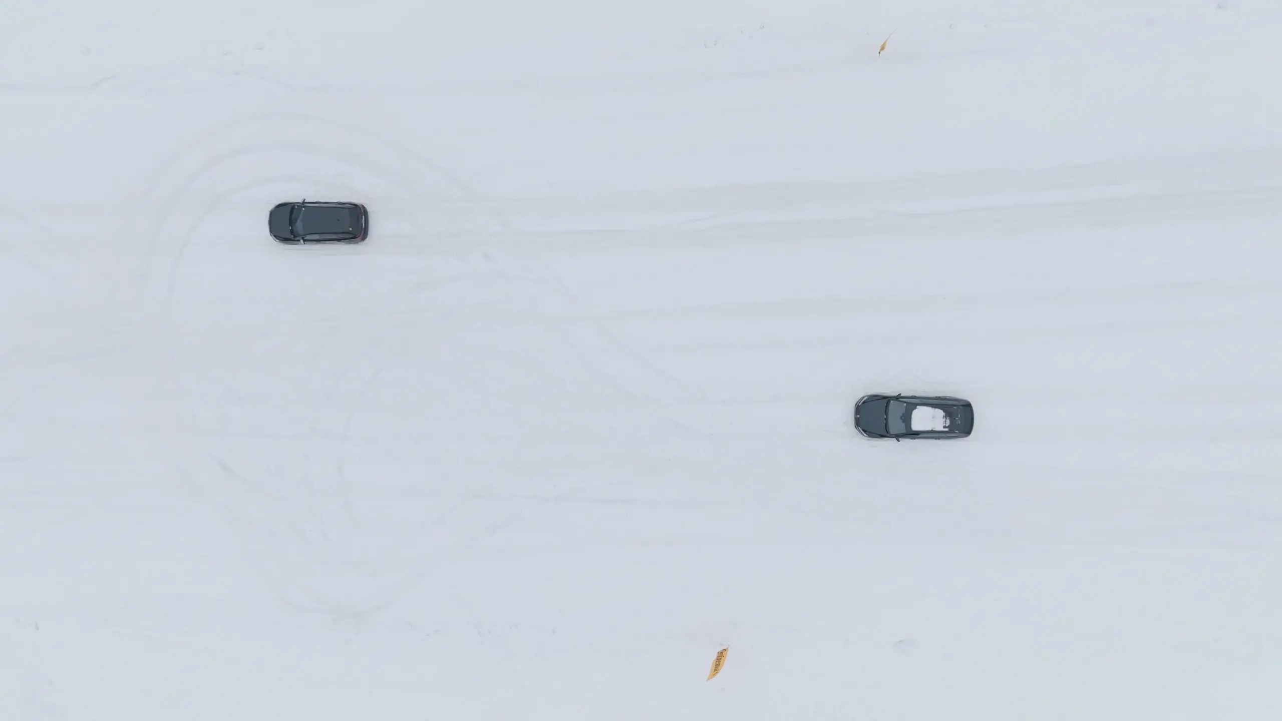 Bremswegvergleich von Sommerreifen im Winter und Winterreifen bei 50 km/h.