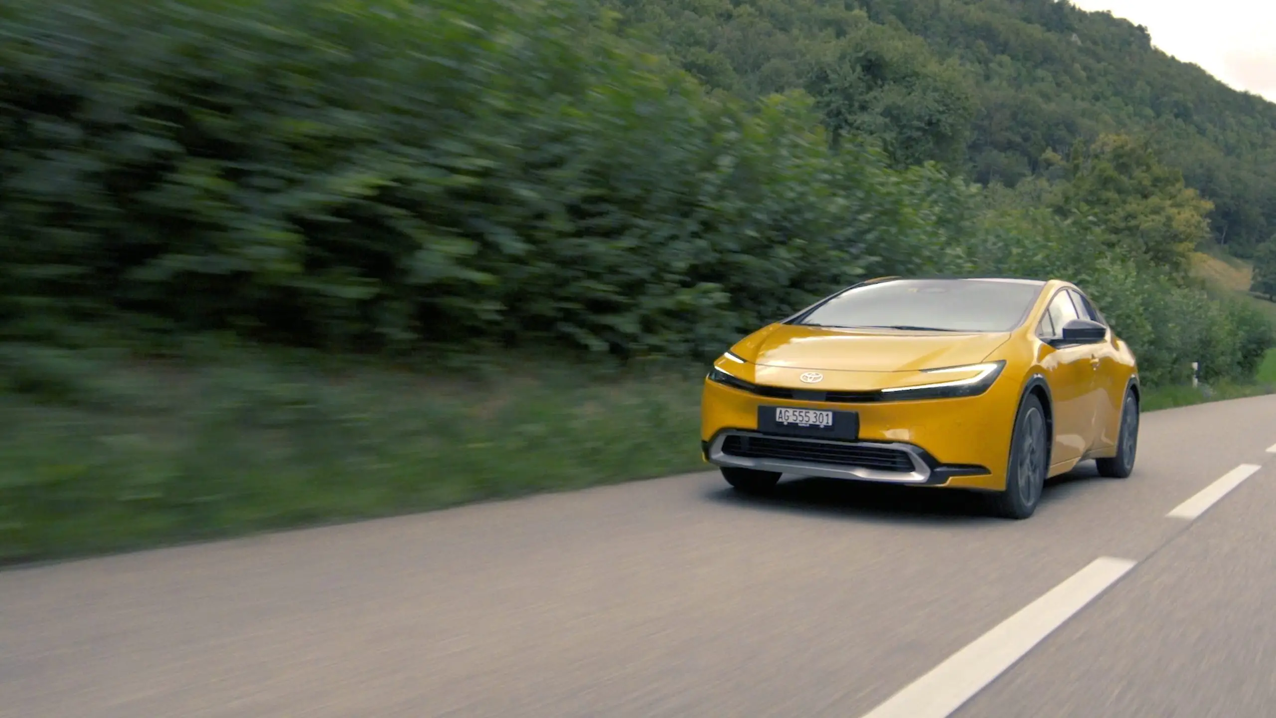 Toyota Hybridfahrzeug als Beispiel für Toyotas Elektrostrategie mit mehreren Antriebsarten