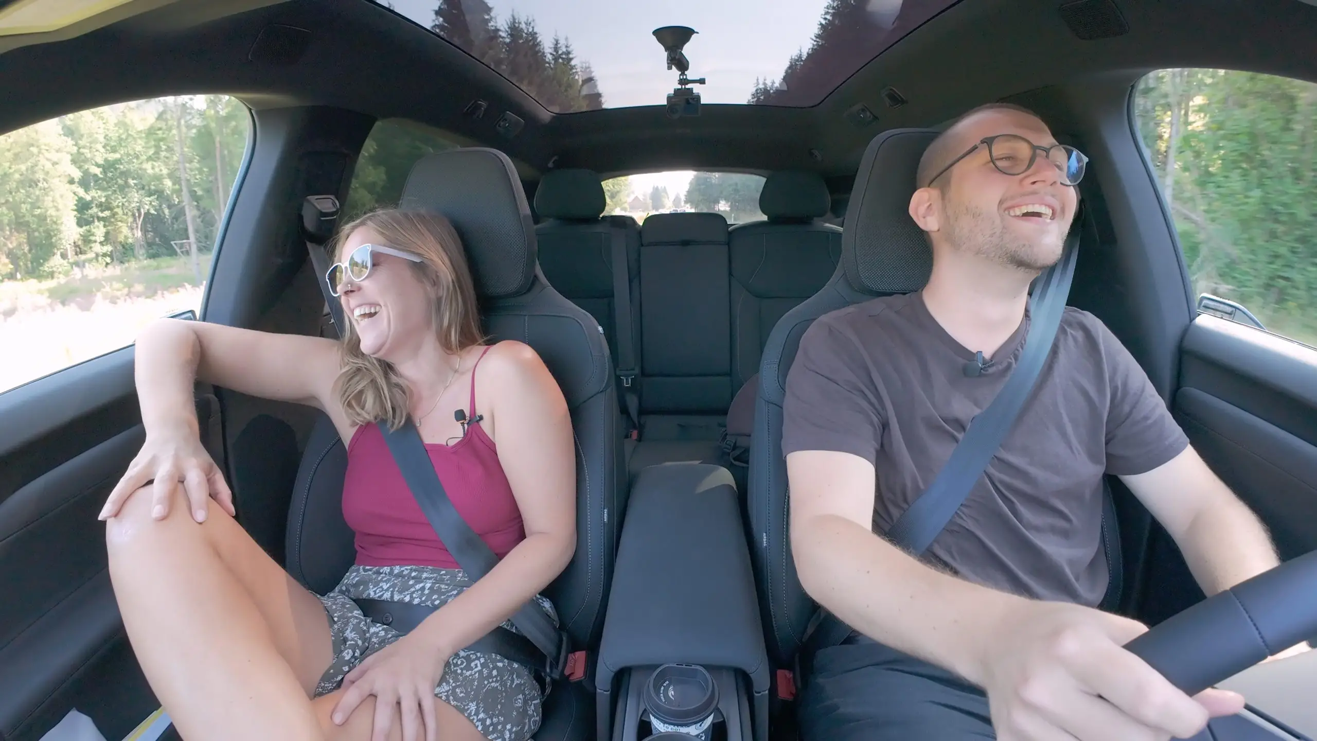 Laila und Dominic beim Start ihrer Reise mit dem Volvo EX60