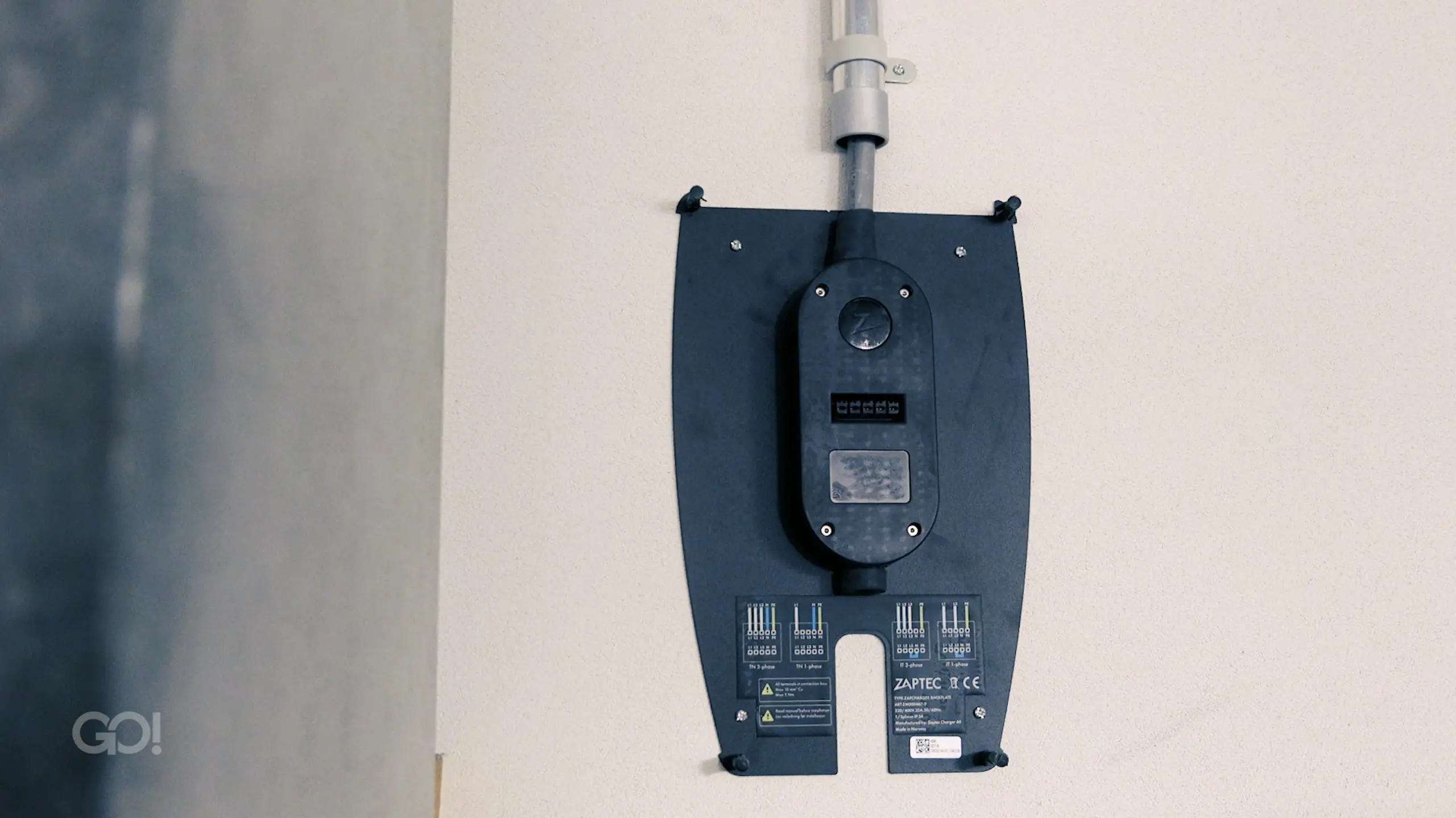 Vorbereitete Parkplätze mit Stromschiene und Wallbox in der Tiefgarage eines Mehrfamilienhauses.