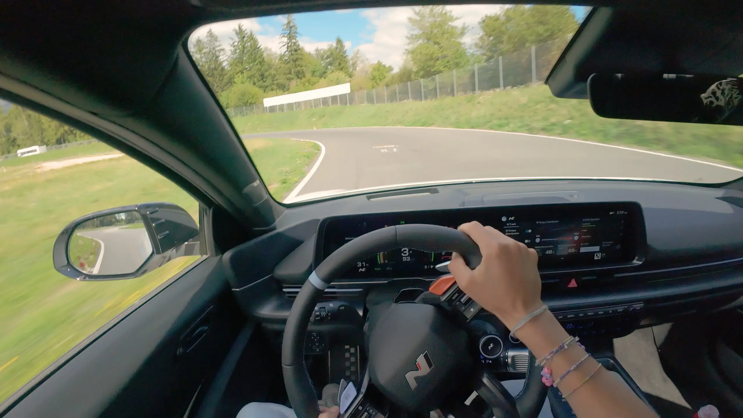 Lenkrad und Schaltwippen im Innenraum des Hyundai Ioniq 6 N