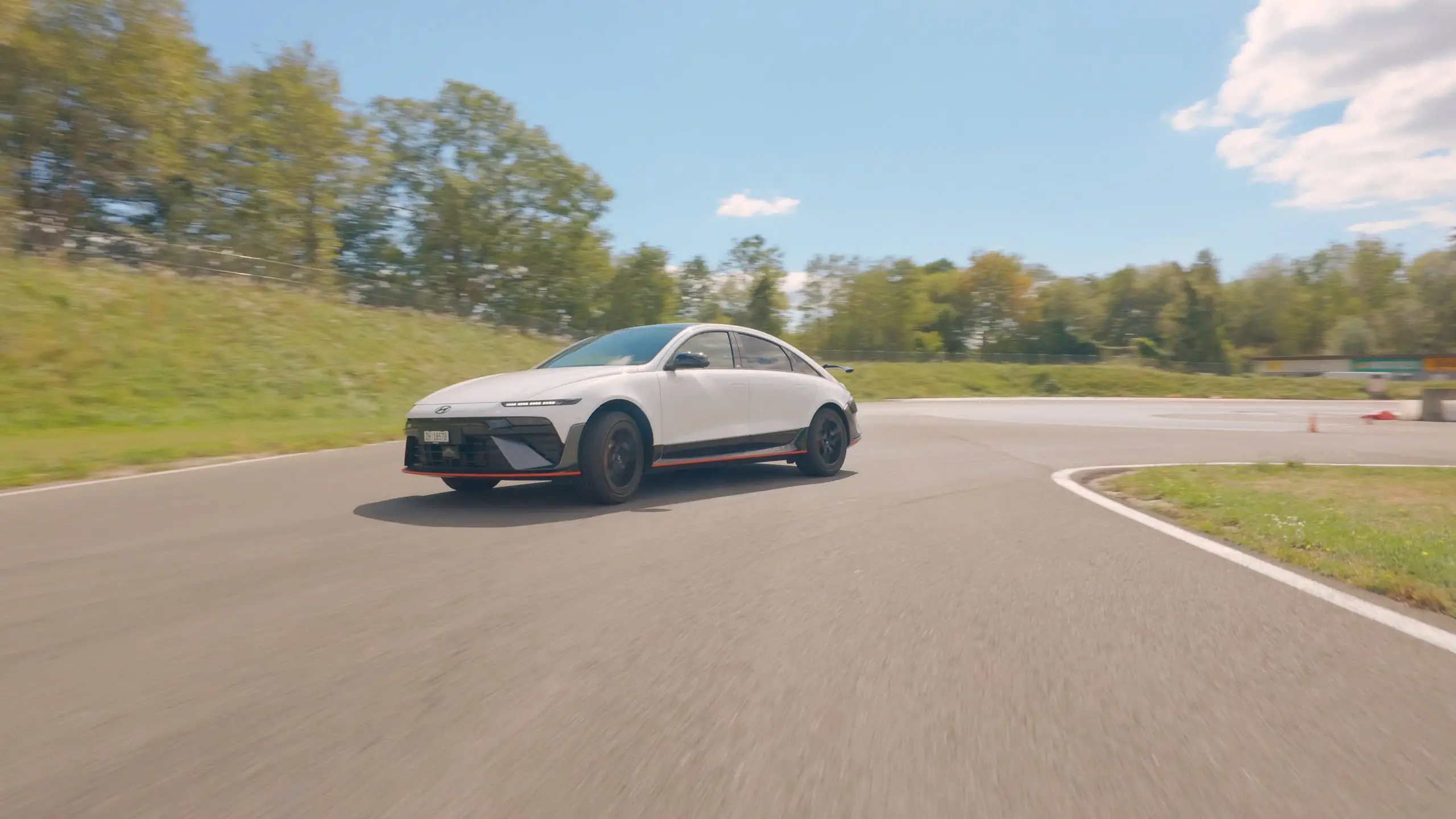 Hyundai Ioniq 6 N in einer Rechtskurve auf einer abgesperrten Strecke